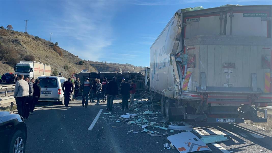 TIR, midibüs ve hafif ticari araç çarpıştı! Çok sayıda yaralı var 3